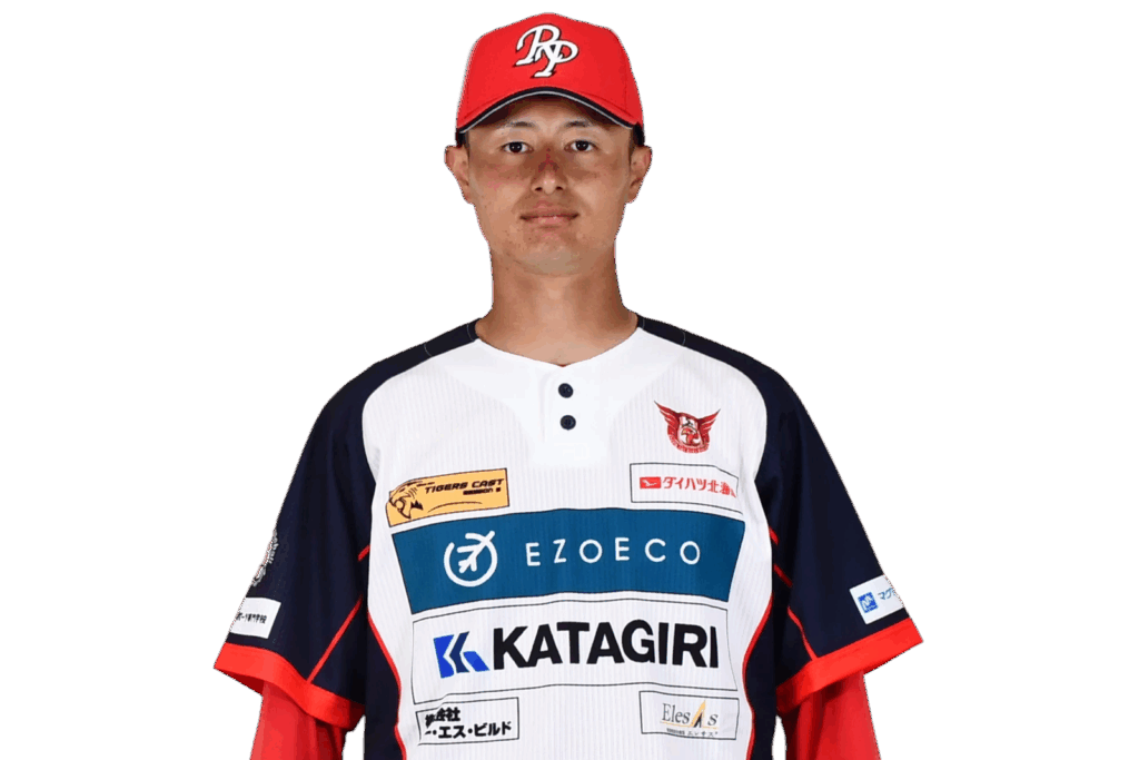 背番号7の佐藤　大選手がユニフォーム姿で正面を向いている